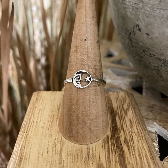 Moon and Star Solid Sterling Silver Ring Size 7,8,9 - Picture 1 of 4